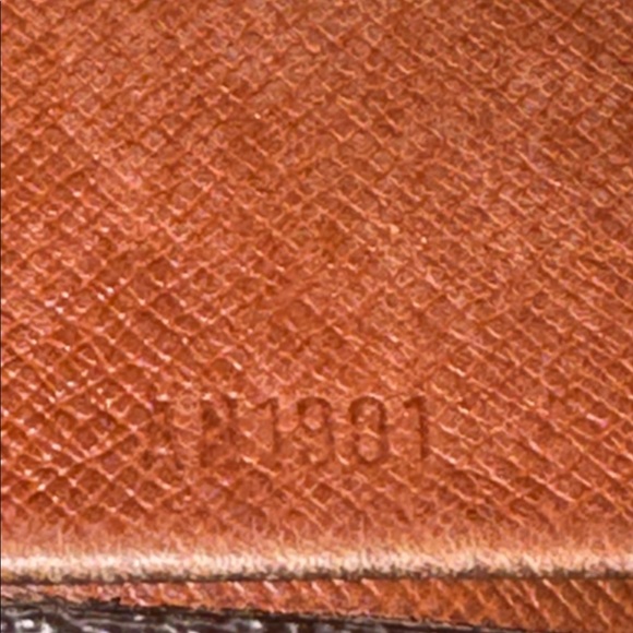 Excellent Condition-Authentic Louis Vuitton Elise Monogram Two Sided Snap Wallet - Picture 17 of 17